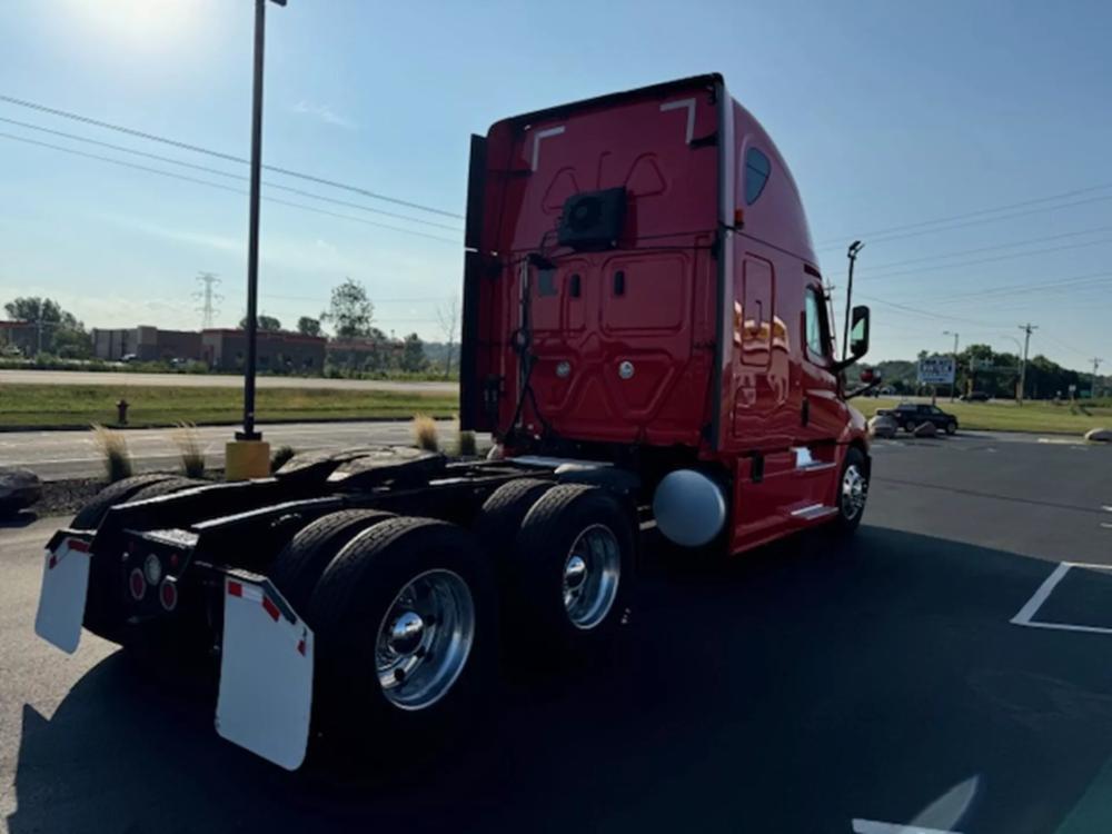 2021 Freightliner Cascadia | Photo 6 of 13