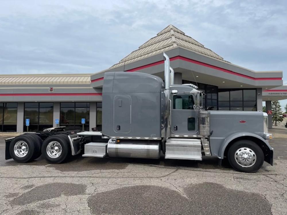 2022 Peterbilt 389 | Photo 1 of 13