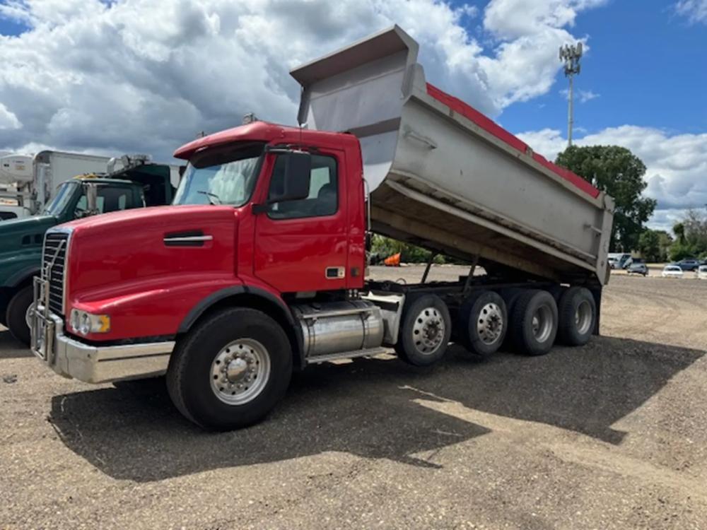 2003 Volvo Truck Vn | Photo 1 of 11