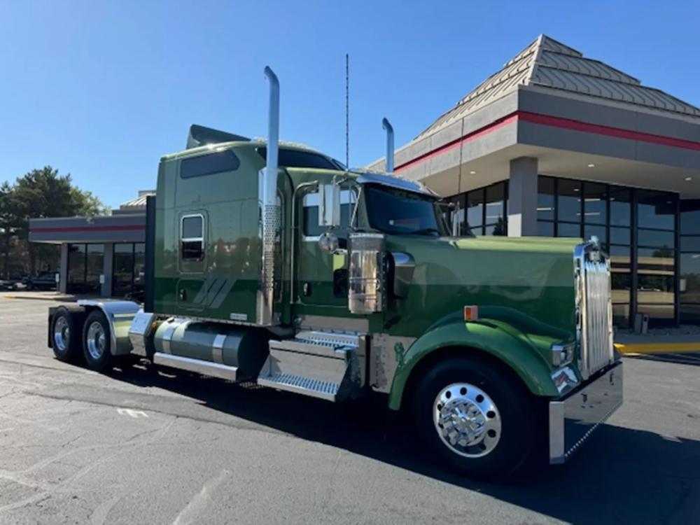 2022 Kenworth W9 Series | Photo 1 of 15