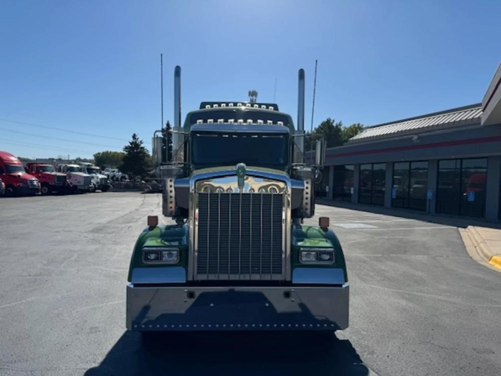 2022 Kenworth W9 Series | Photo 8 of 15