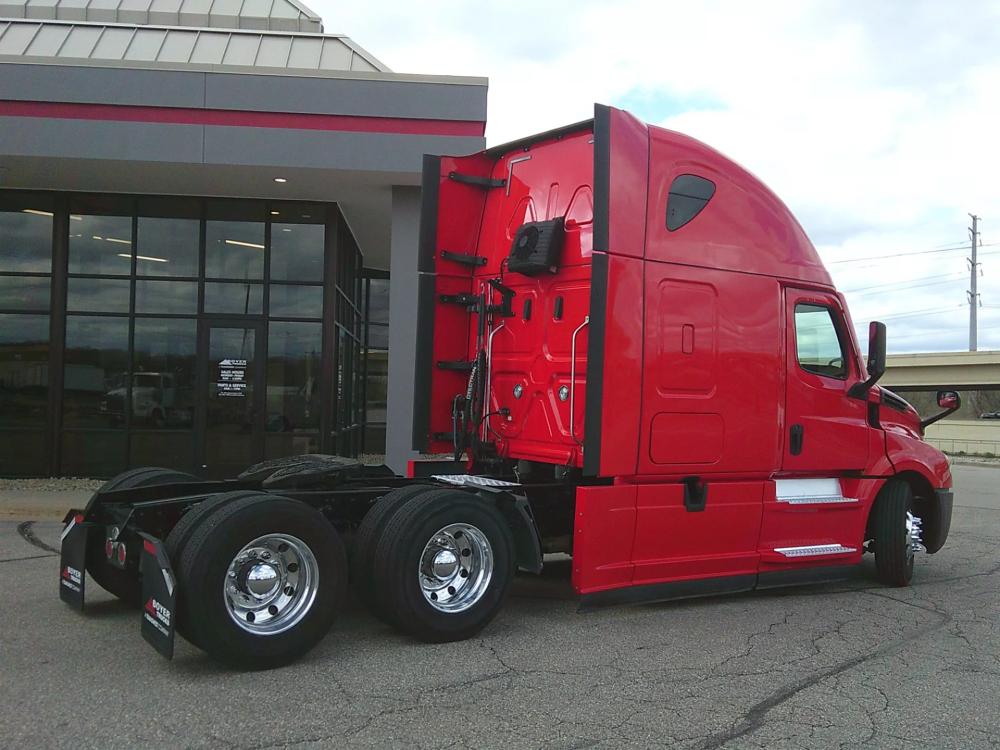 2021 Freightliner Cascadia | Photo 2 of 10