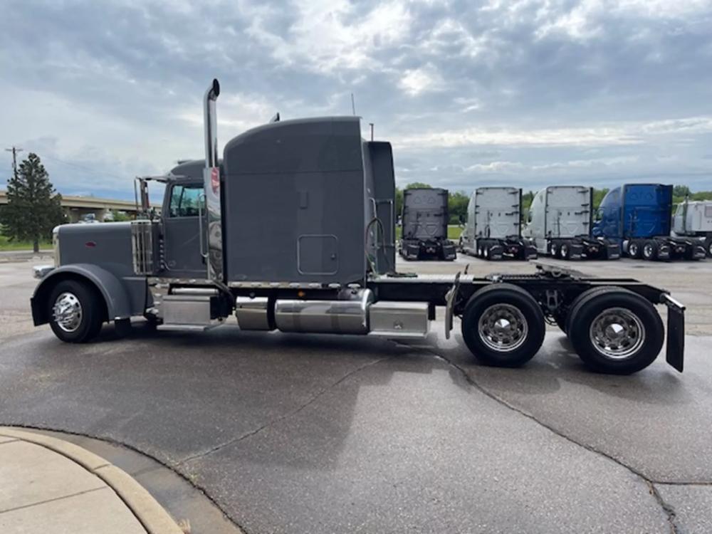 2022 Peterbilt 389 | Photo 7 of 13