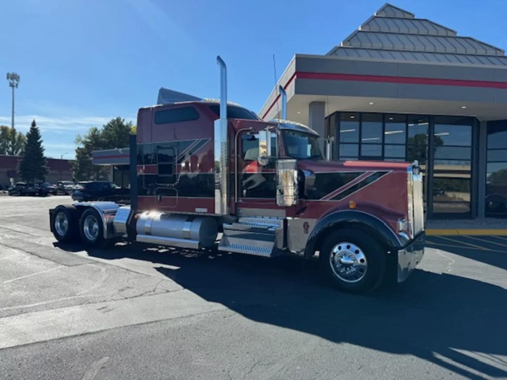 2022 Kenworth W9 Series | Photo 1 of 11