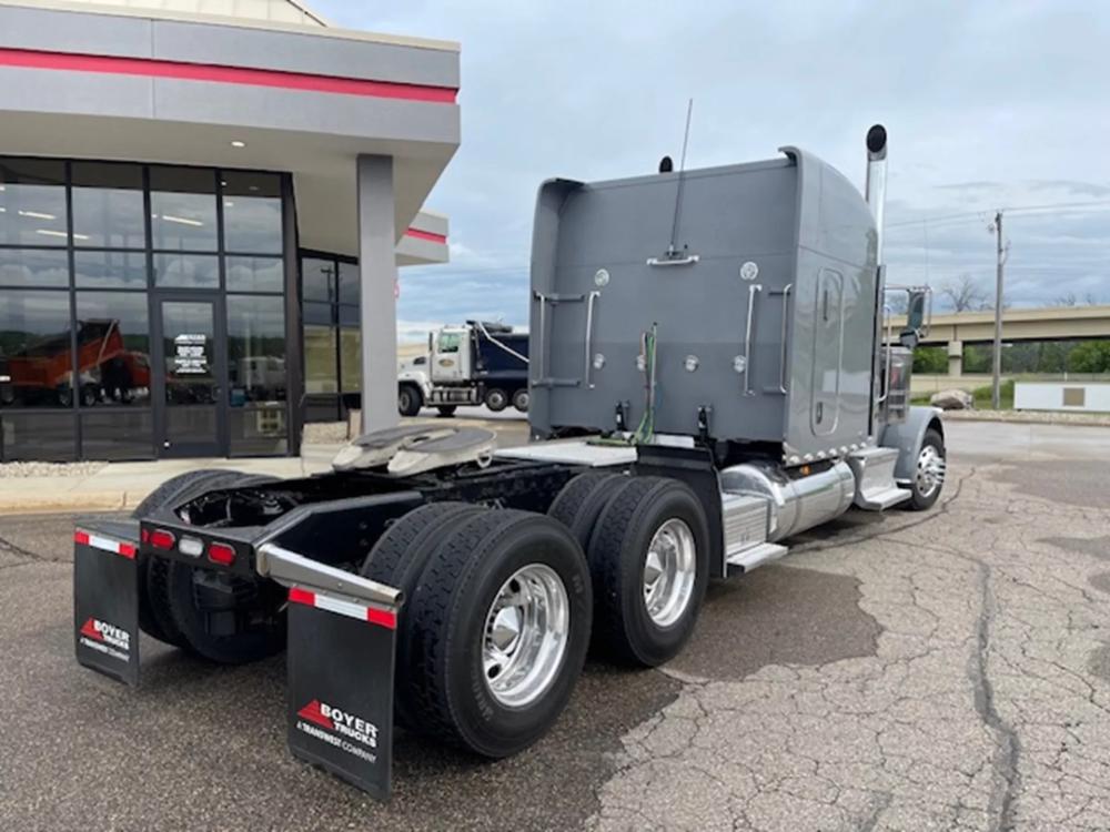 2022 Peterbilt 389 | Photo 3 of 13