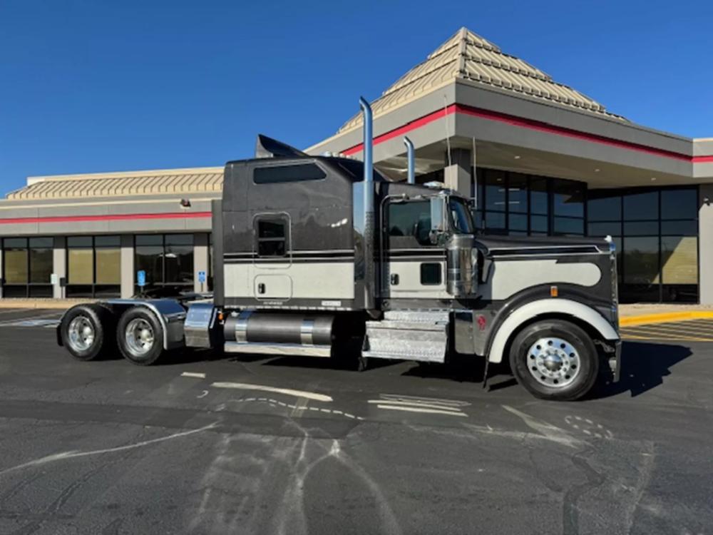 2022 Kenworth W9 Series | Photo 1 of 13