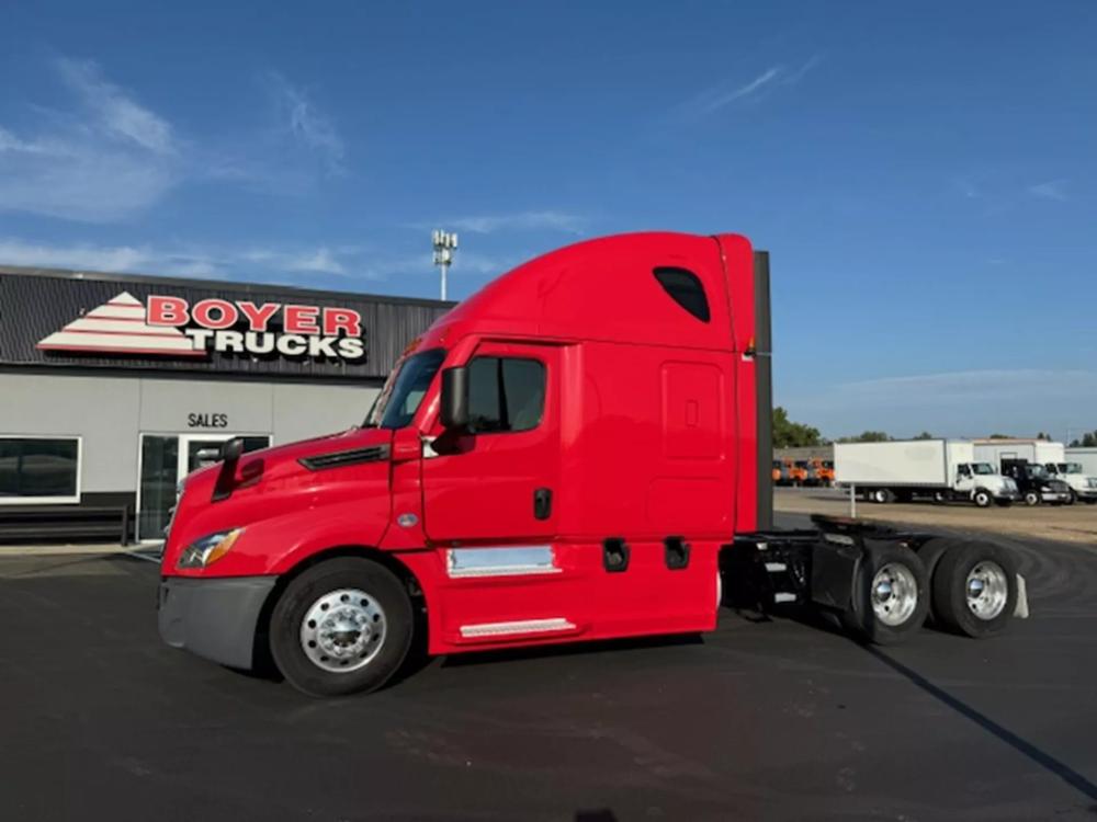 2021 Freightliner Cascadia | Photo 1 of 13