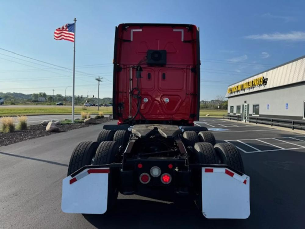 2021 Freightliner Cascadia | Photo 7 of 13