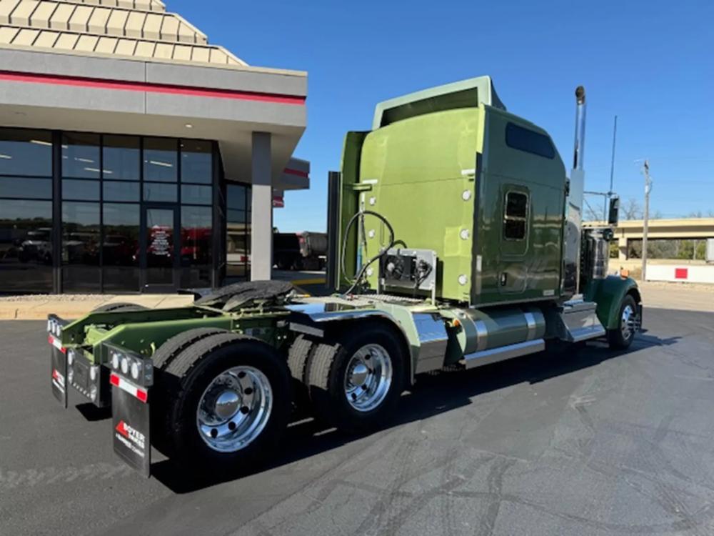 2022 Kenworth W9 Series | Photo 3 of 15