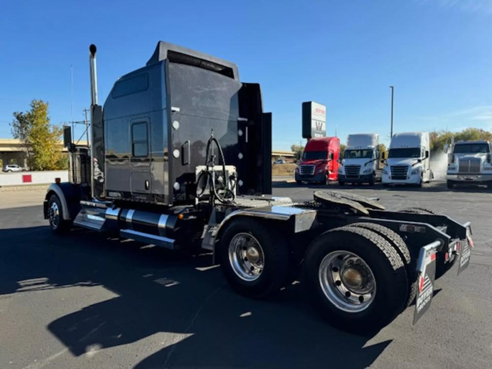 2022 Kenworth W9 Series | Photo 3 of 13