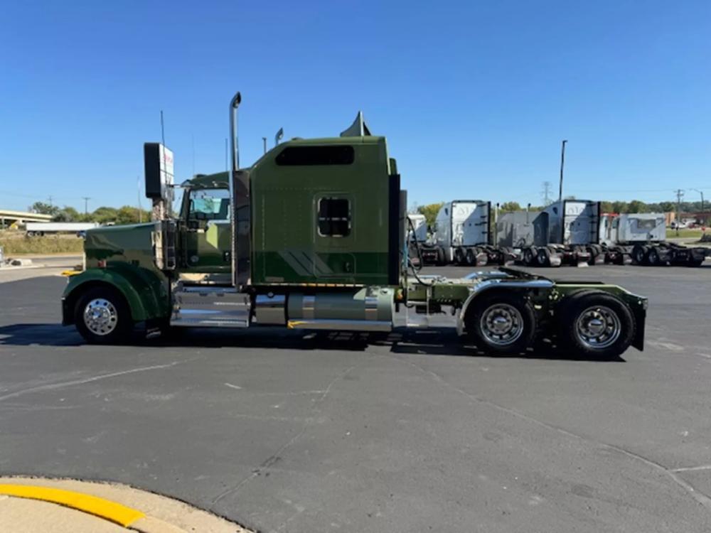 2022 Kenworth W9 Series | Photo 6 of 15